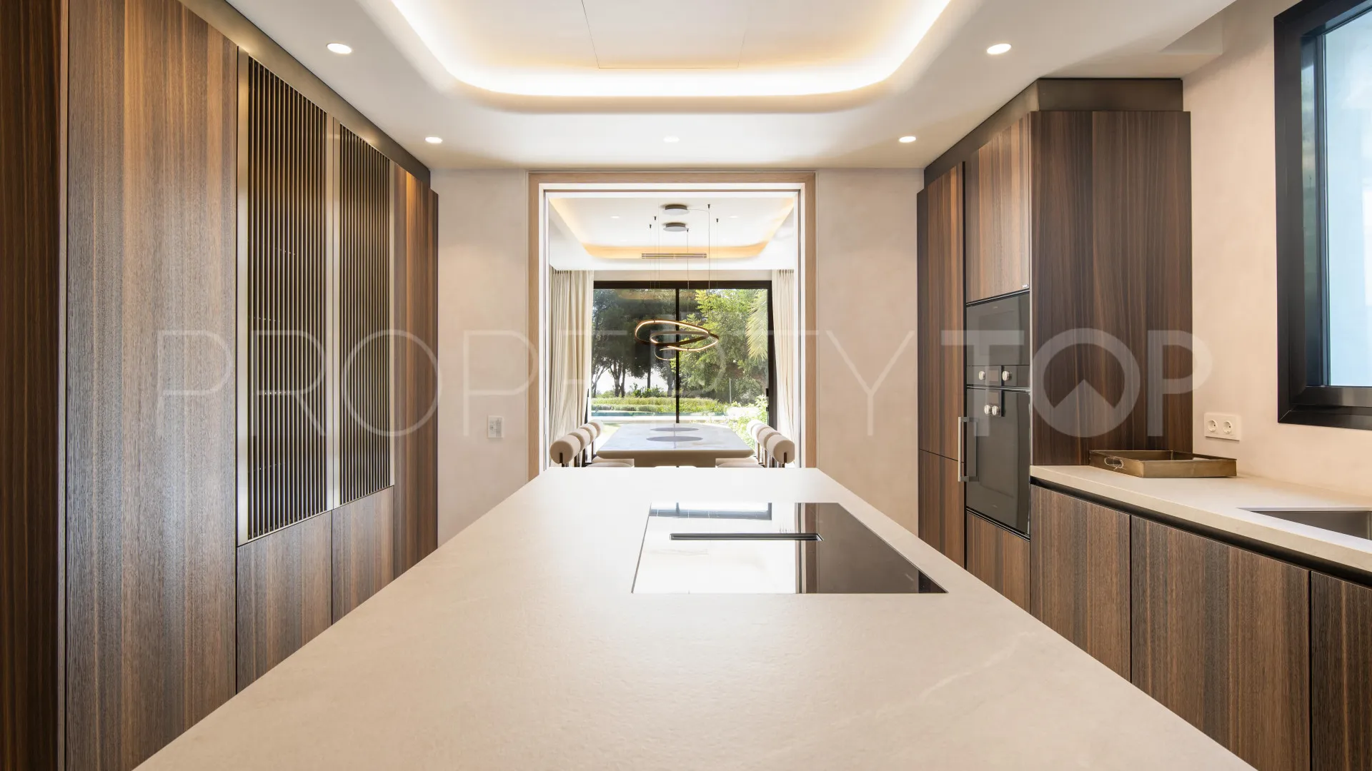 Villa en venta con 5 dormitorios en Marbella