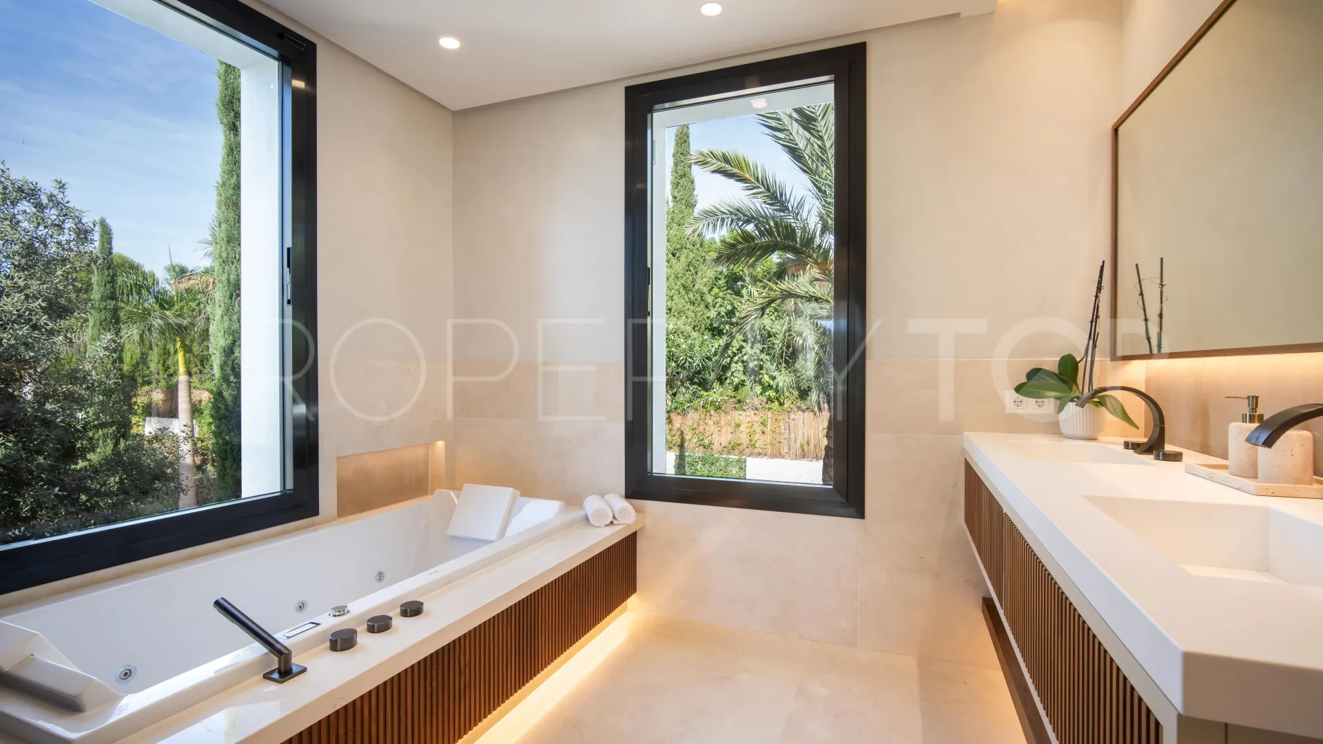 Villa en venta con 5 dormitorios en Marbella