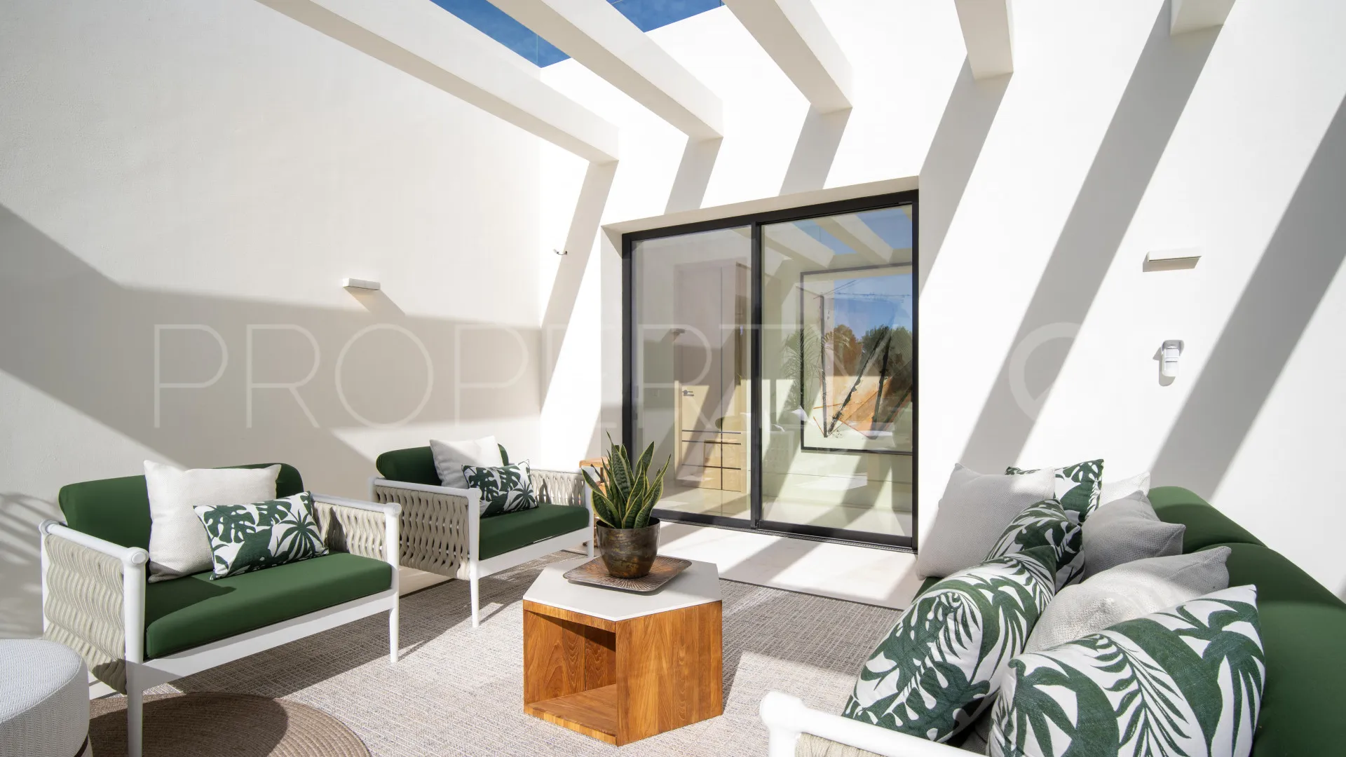 Villa en venta con 5 dormitorios en Marbella