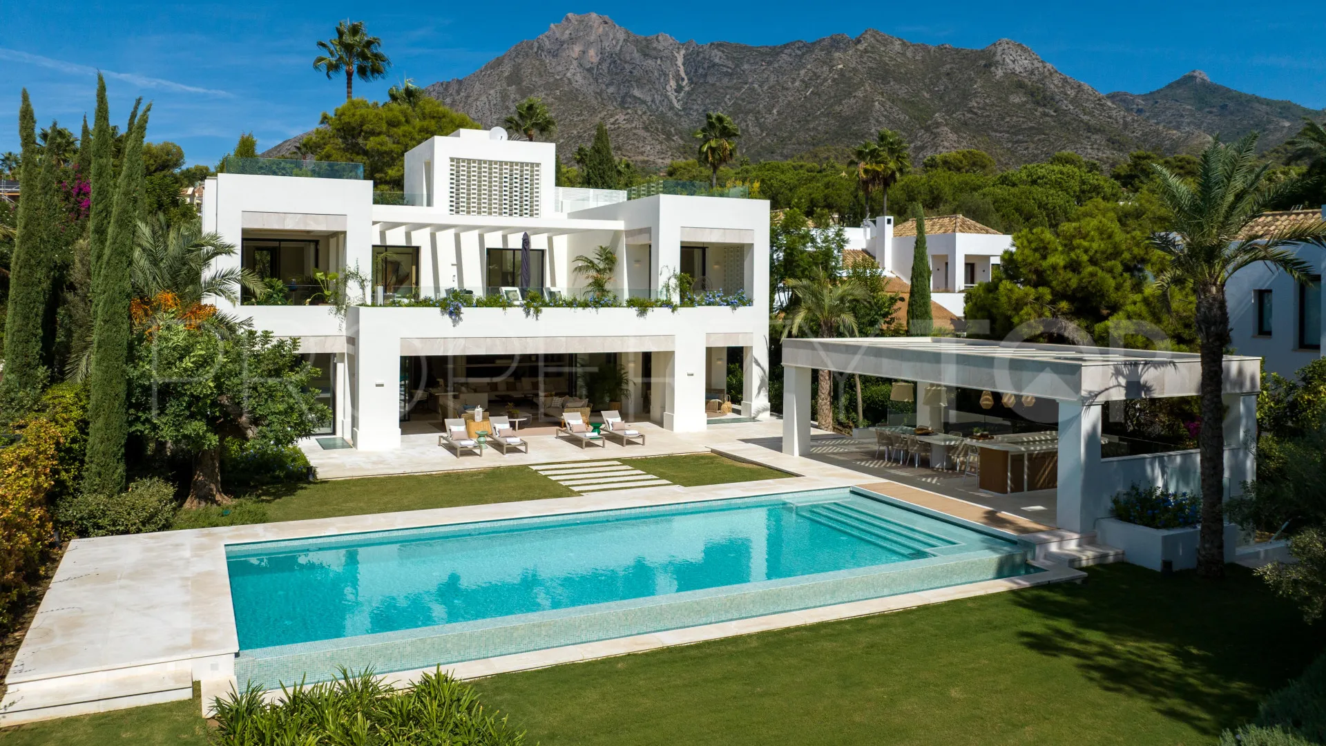Villa en venta con 5 dormitorios en Marbella
