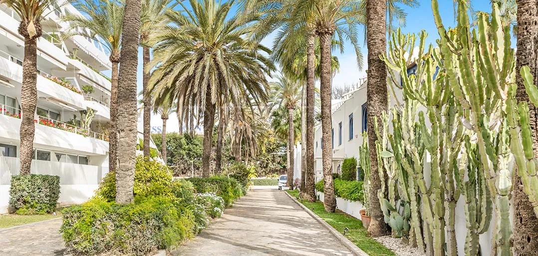 Buy villa with 5 bedrooms in Marbella Golden Mile