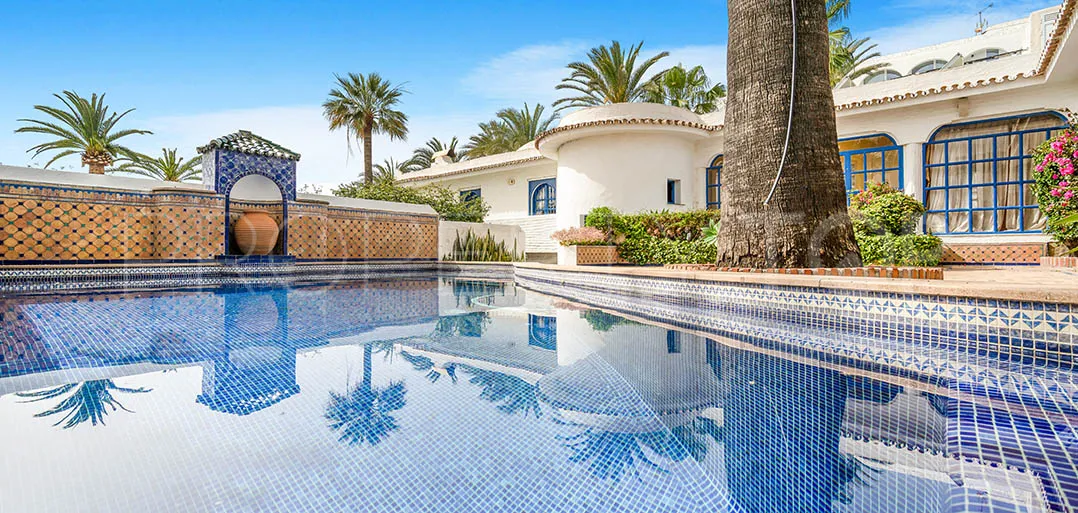 Buy villa with 5 bedrooms in Marbella Golden Mile