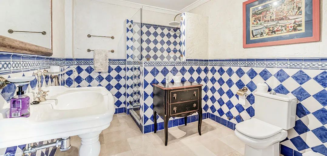 Buy villa with 5 bedrooms in Marbella Golden Mile