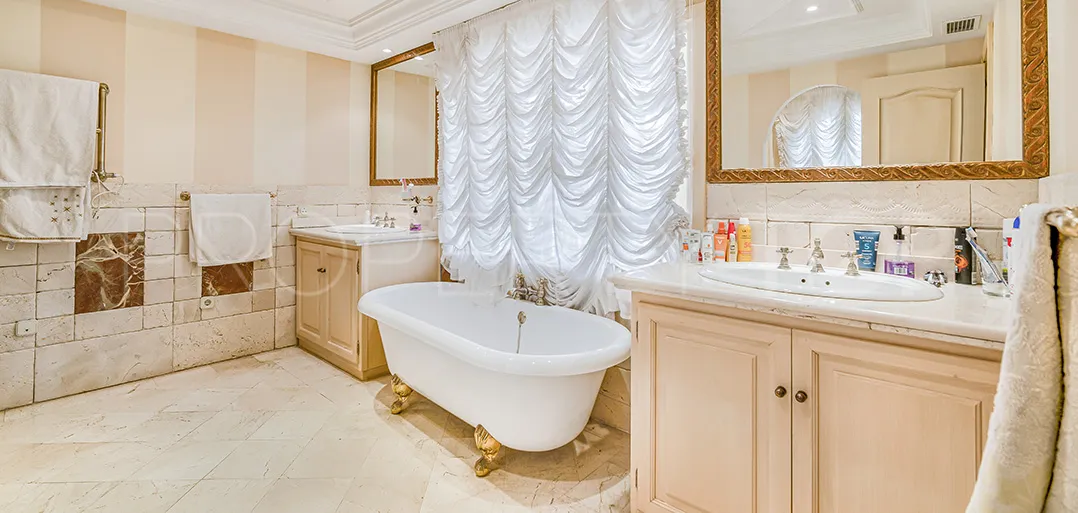 Buy villa with 5 bedrooms in Marbella Golden Mile