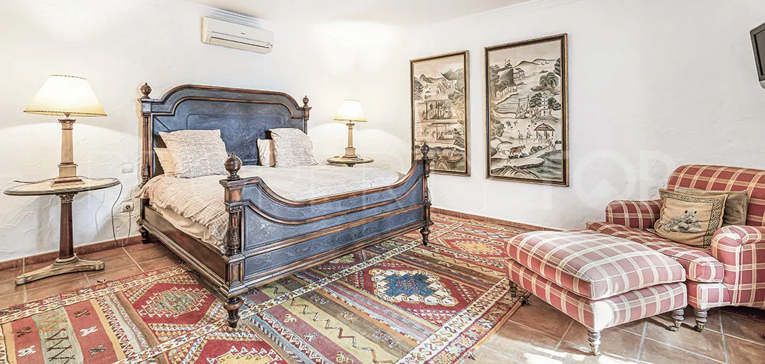 Buy villa with 5 bedrooms in Marbella Golden Mile