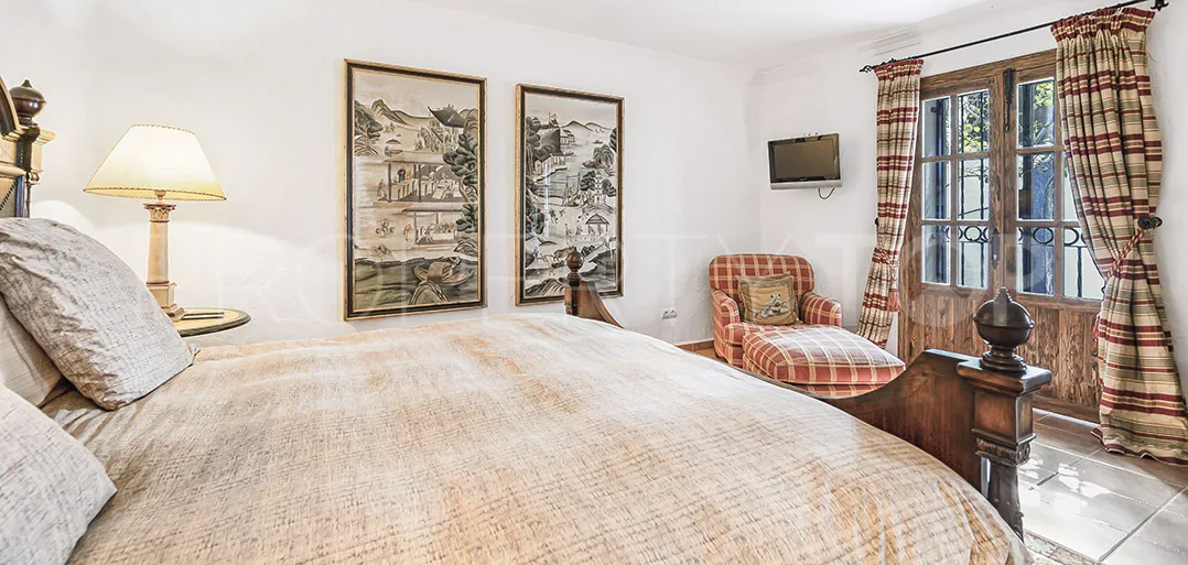 Buy villa with 5 bedrooms in Marbella Golden Mile