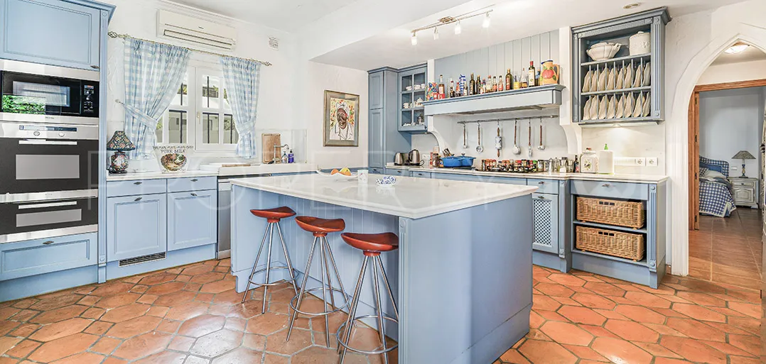 Buy villa with 5 bedrooms in Marbella Golden Mile