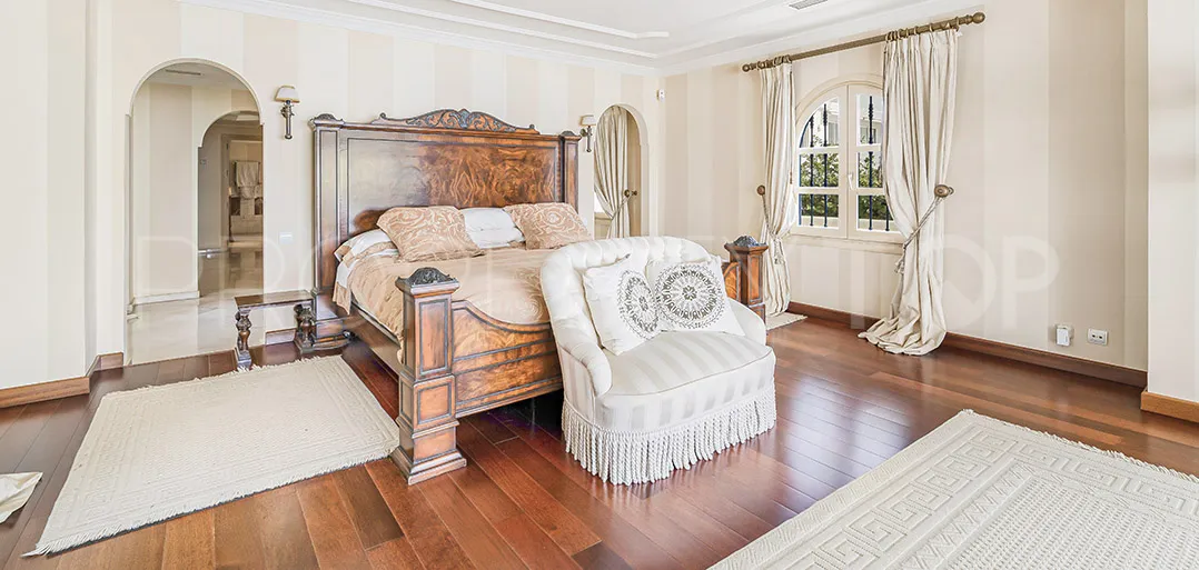Buy villa with 5 bedrooms in Marbella Golden Mile
