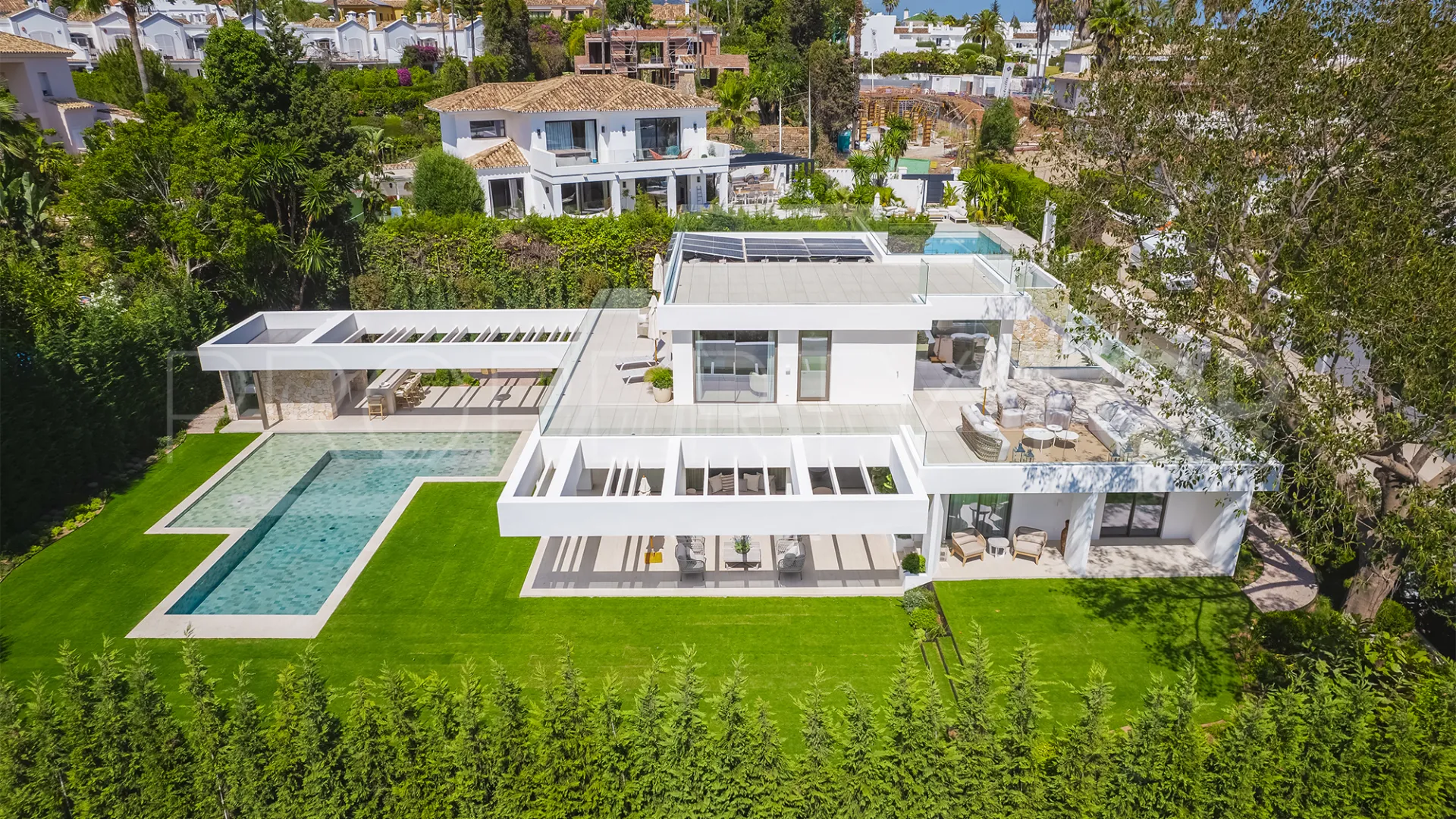 Comprar villa con 5 dormitorios en Marbella