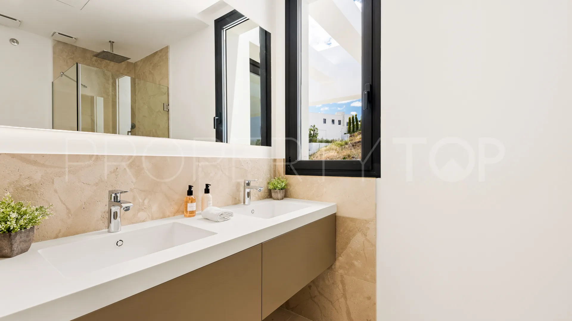 Villa for sale in Benahavis