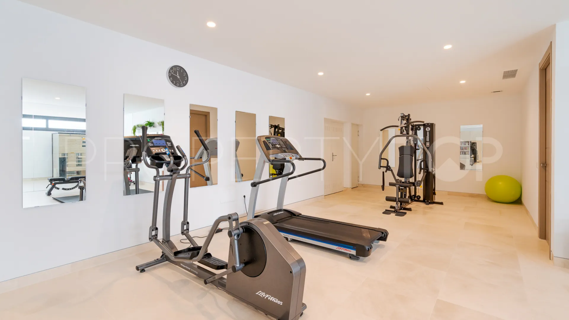Villa for sale in Benahavis
