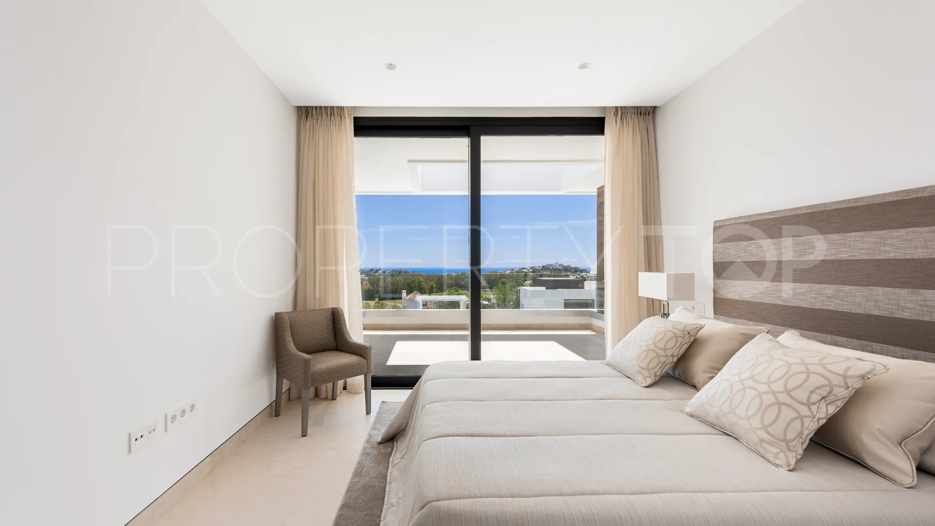 Villa for sale in Benahavis