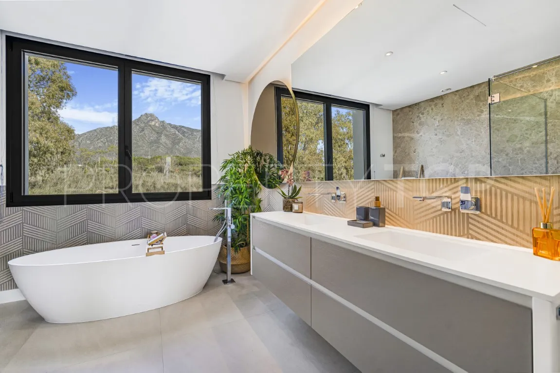 For sale villa with 6 bedrooms in Marbella
