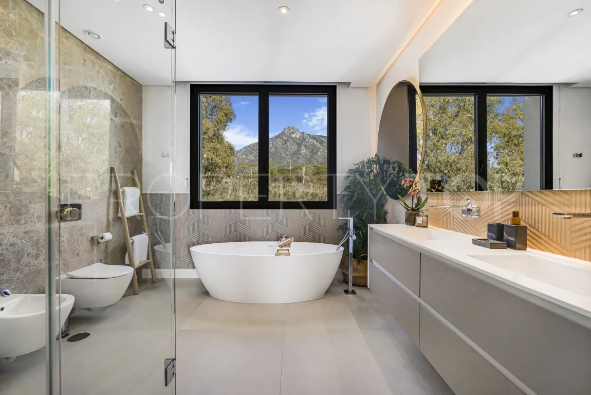 For sale villa with 6 bedrooms in Marbella