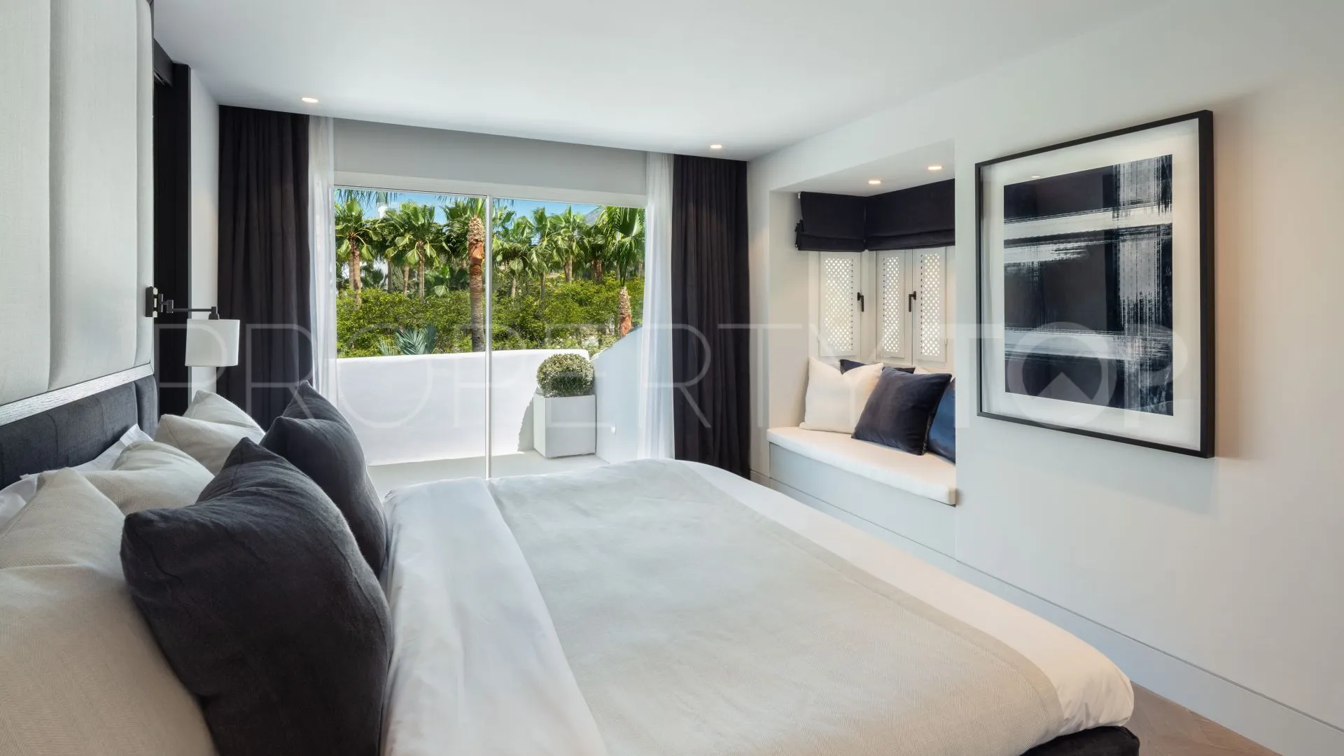 For sale duplex penthouse in Marbella Golden Mile with 3 bedrooms