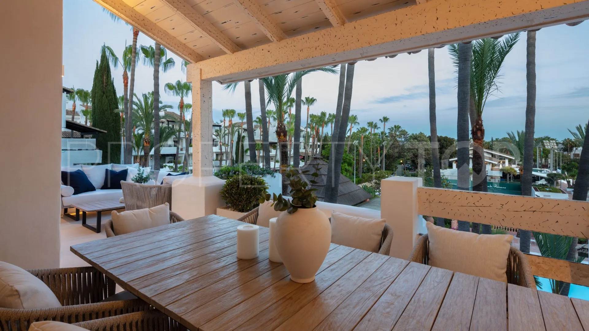 For sale duplex penthouse in Marbella Golden Mile with 3 bedrooms