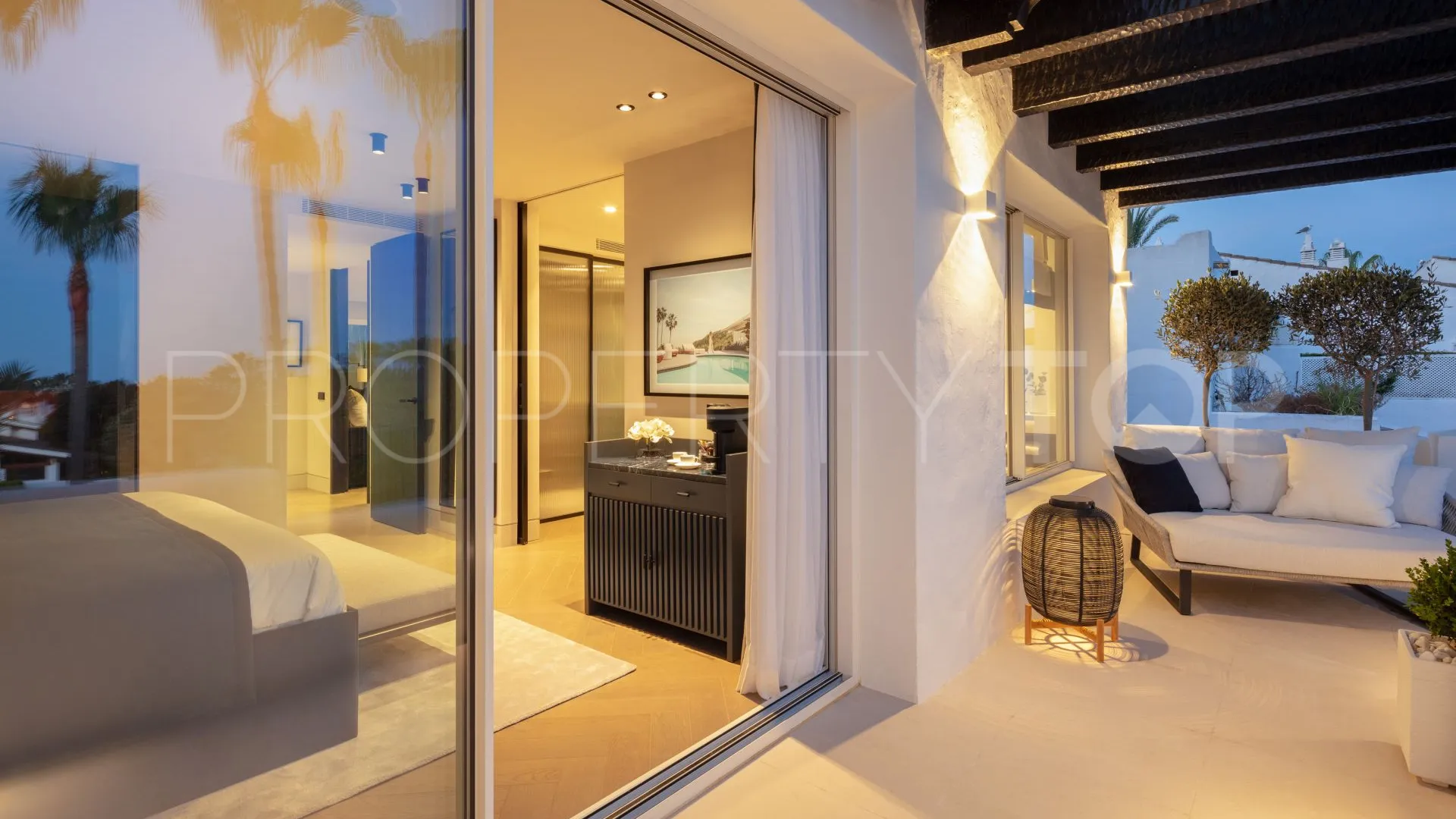 For sale duplex penthouse in Marbella Golden Mile with 3 bedrooms