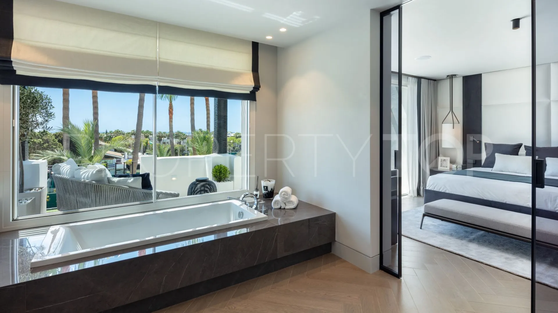 For sale duplex penthouse in Marbella Golden Mile with 3 bedrooms