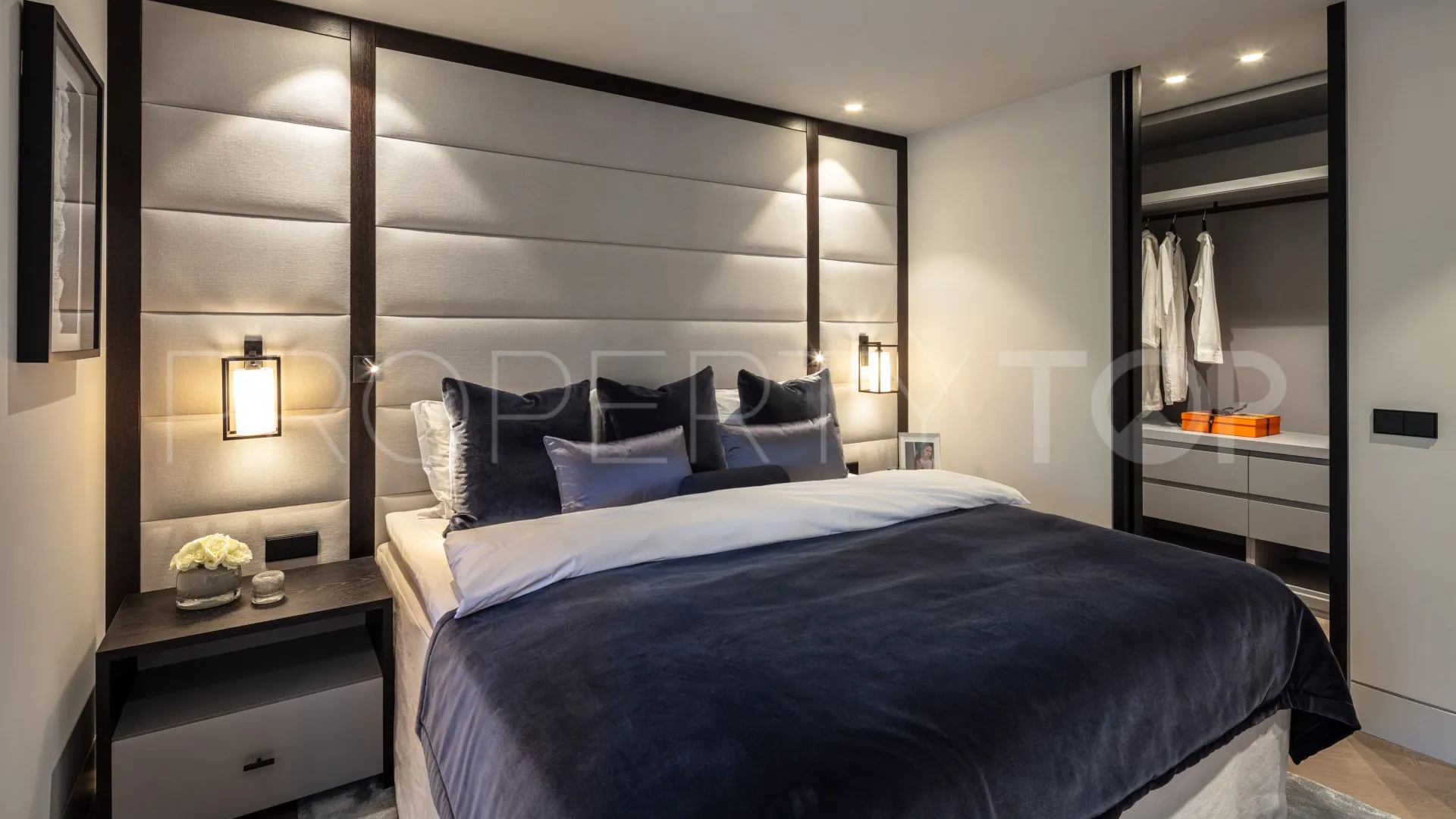 For sale duplex penthouse in Marbella Golden Mile with 3 bedrooms