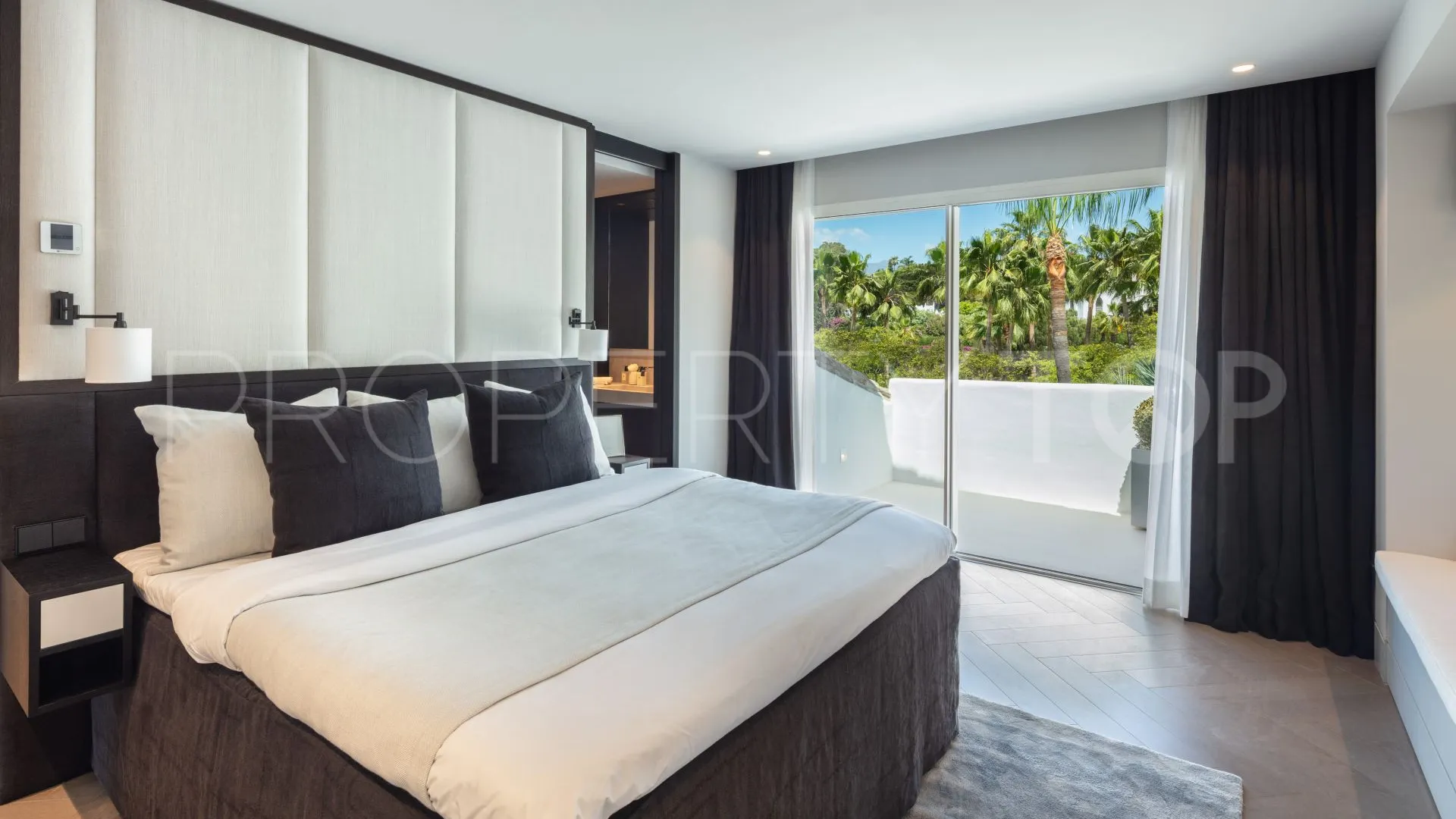 For sale duplex penthouse in Marbella Golden Mile with 3 bedrooms