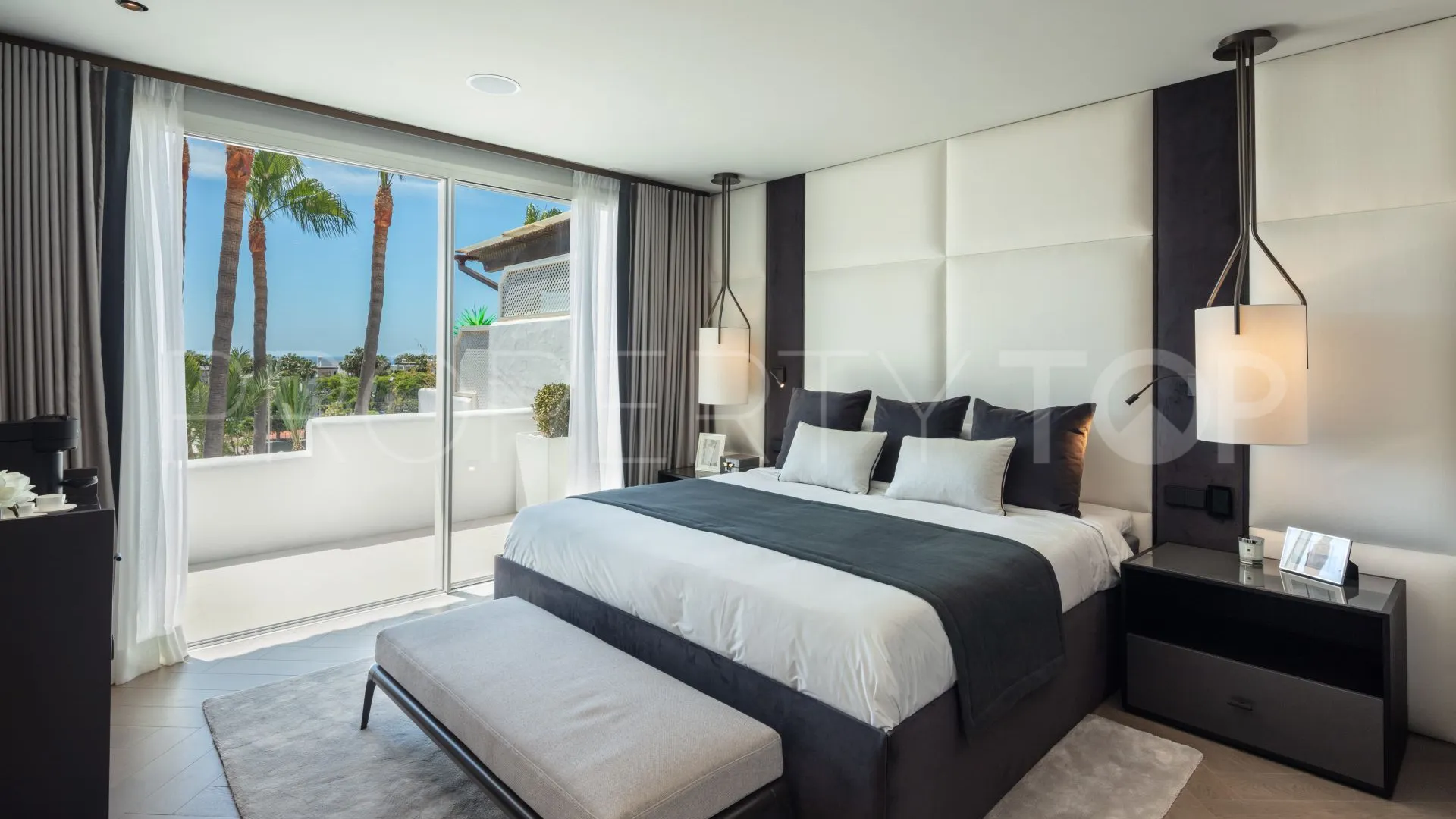 For sale duplex penthouse in Marbella Golden Mile with 3 bedrooms