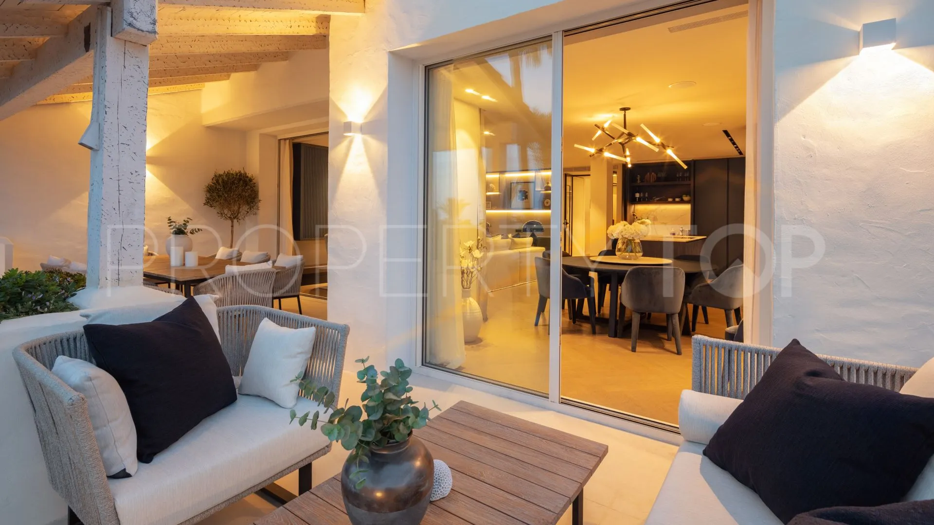 For sale duplex penthouse in Marbella Golden Mile with 3 bedrooms