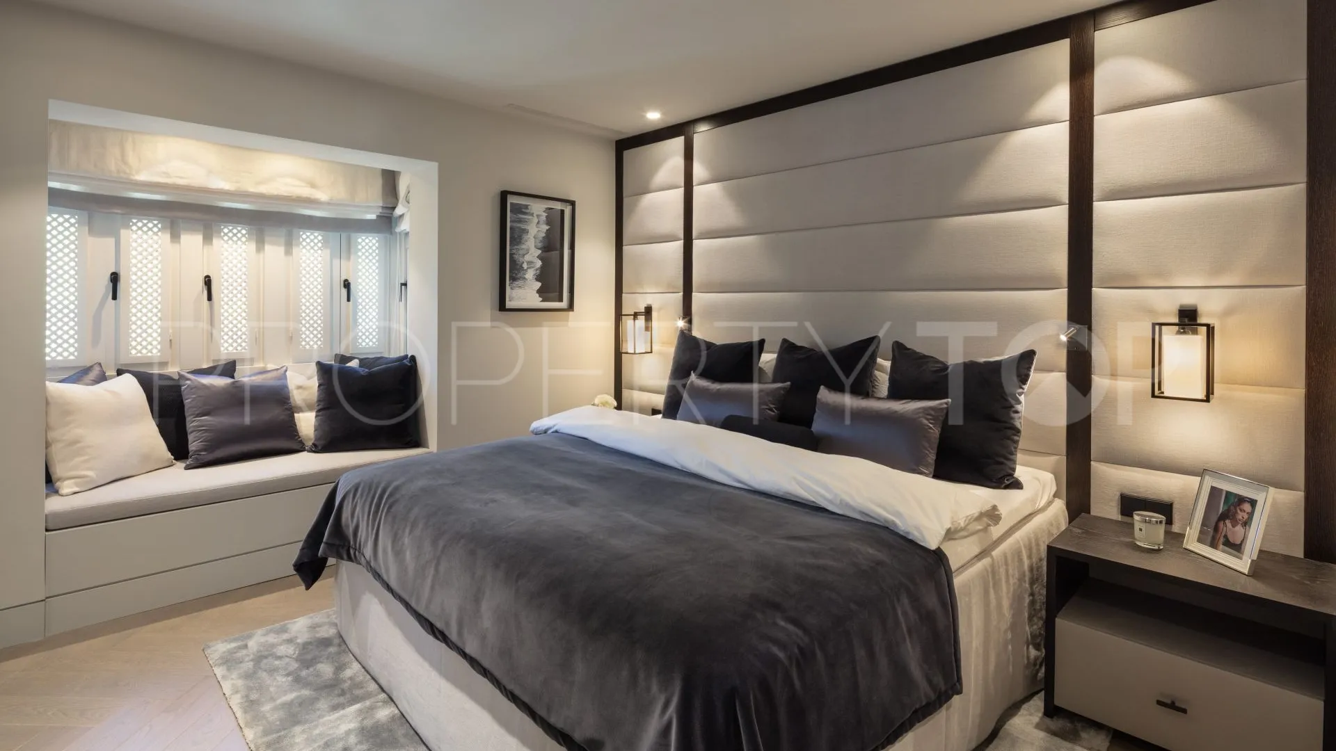 For sale duplex penthouse in Marbella Golden Mile with 3 bedrooms