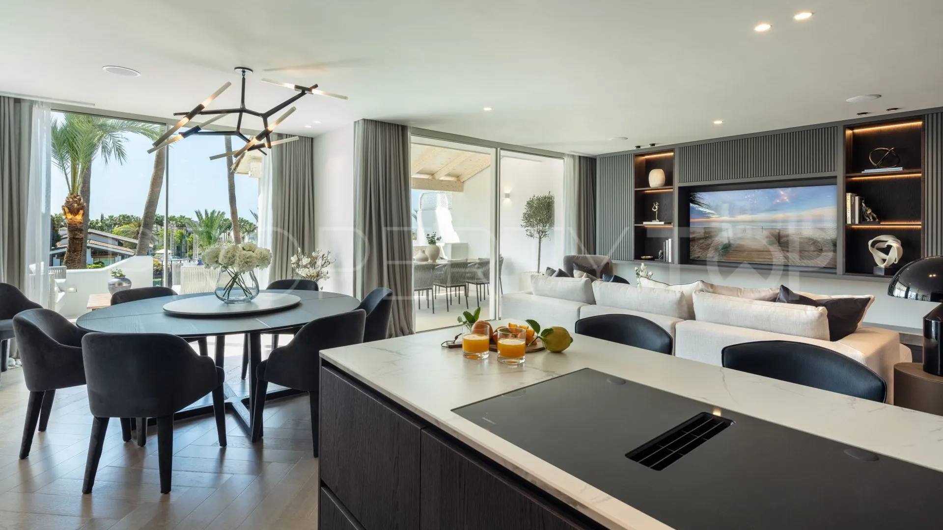 For sale duplex penthouse in Marbella Golden Mile with 3 bedrooms
