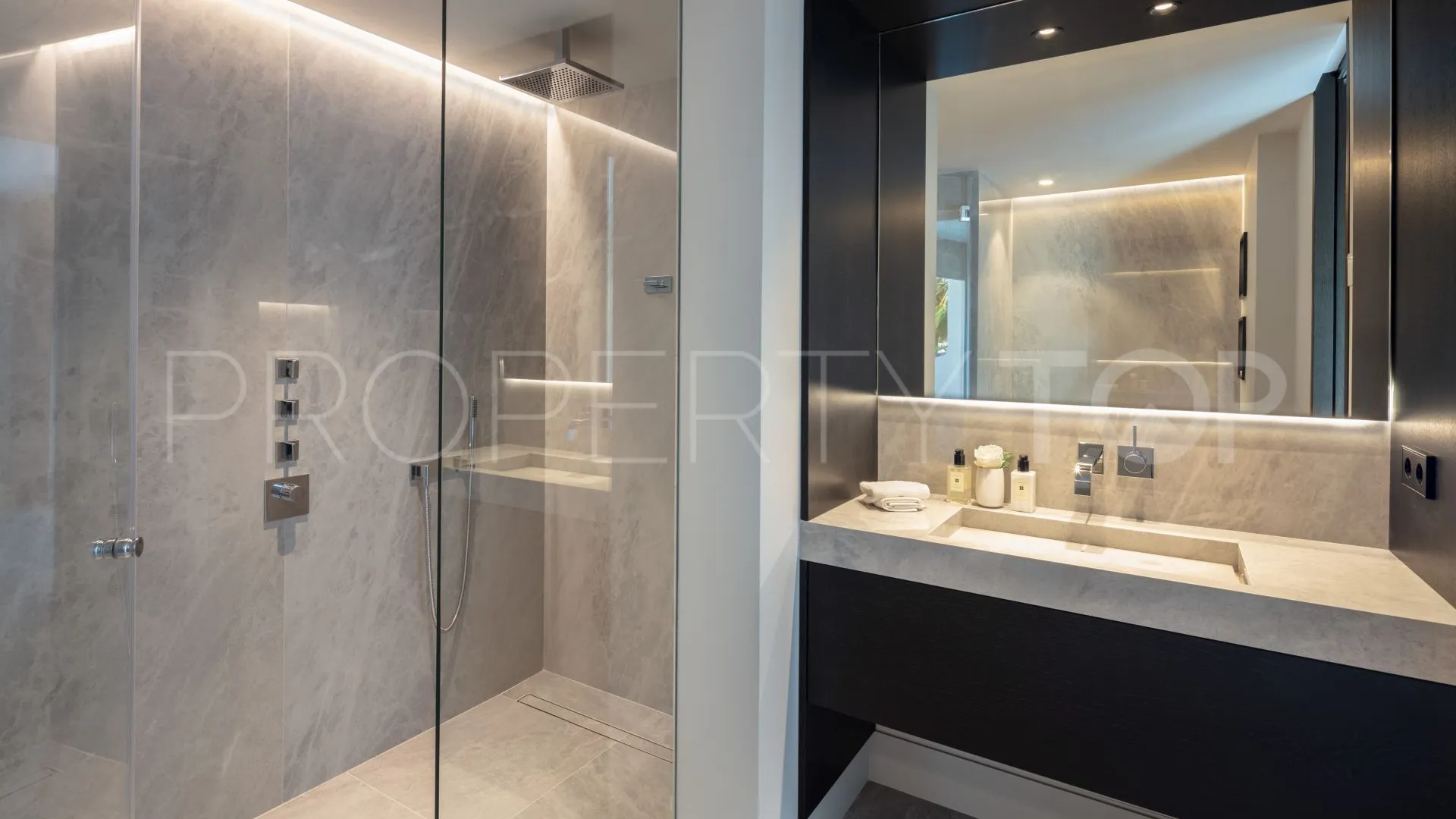 For sale duplex penthouse in Marbella Golden Mile with 3 bedrooms