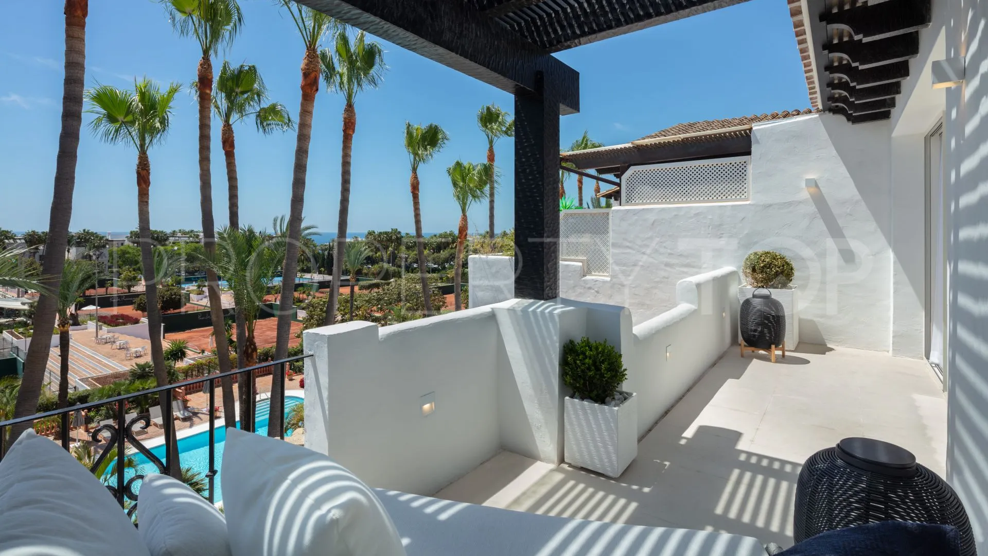 For sale duplex penthouse in Marbella Golden Mile with 3 bedrooms