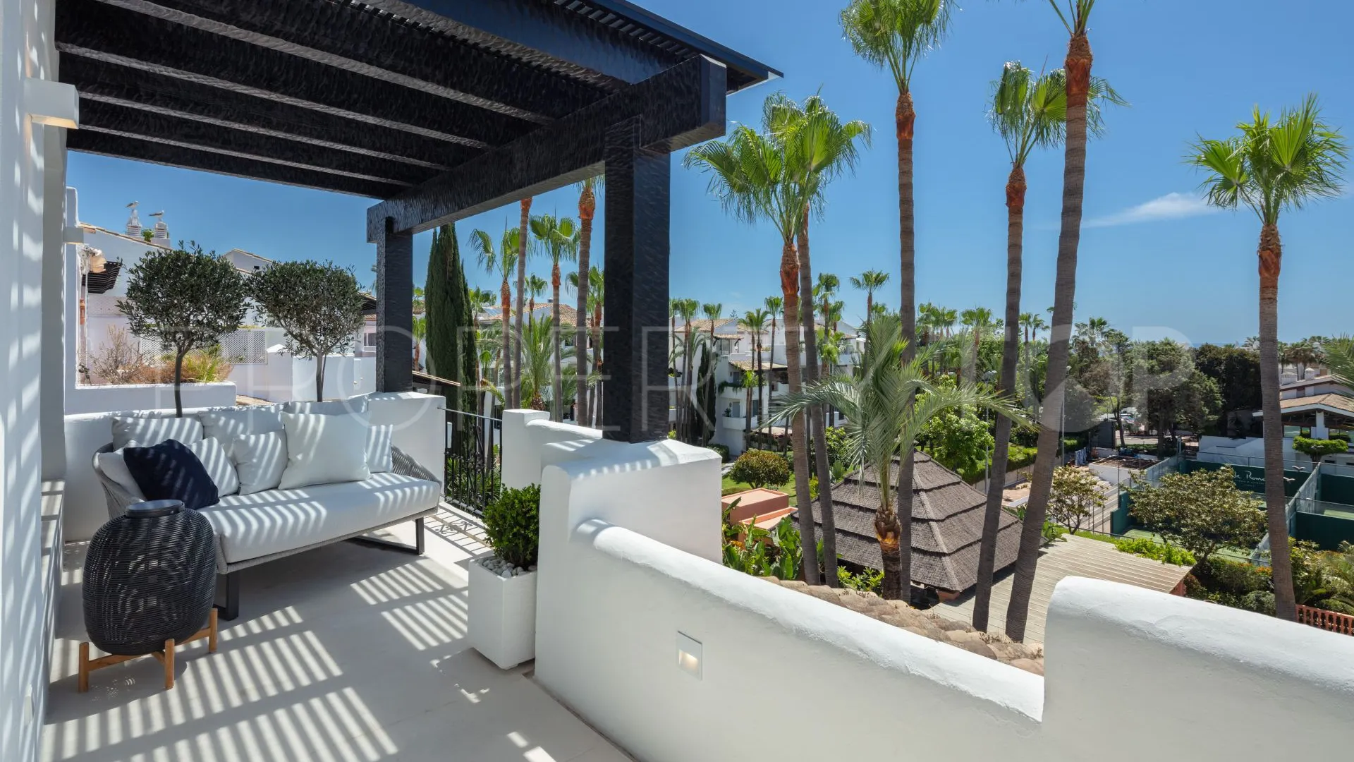 For sale duplex penthouse in Marbella Golden Mile with 3 bedrooms