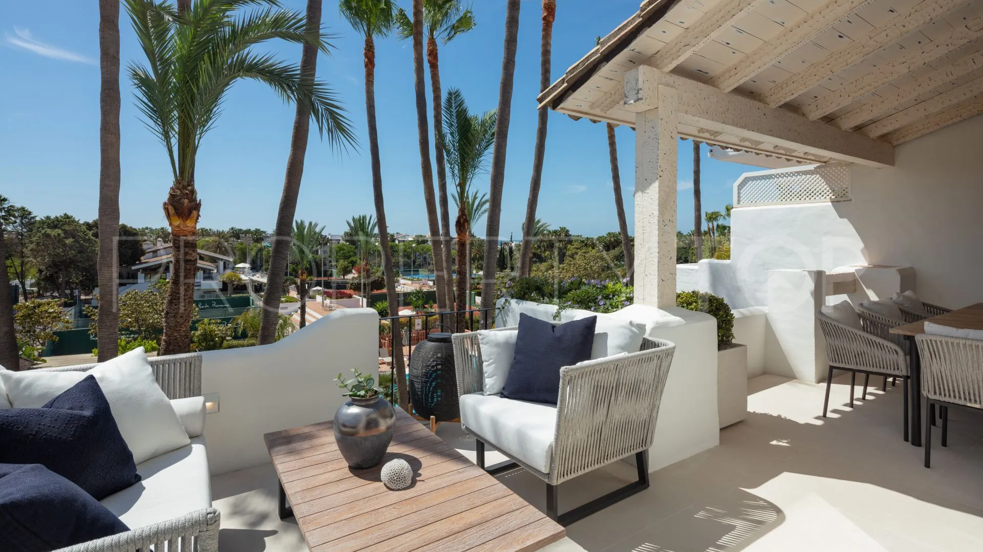 For sale duplex penthouse in Marbella Golden Mile with 3 bedrooms