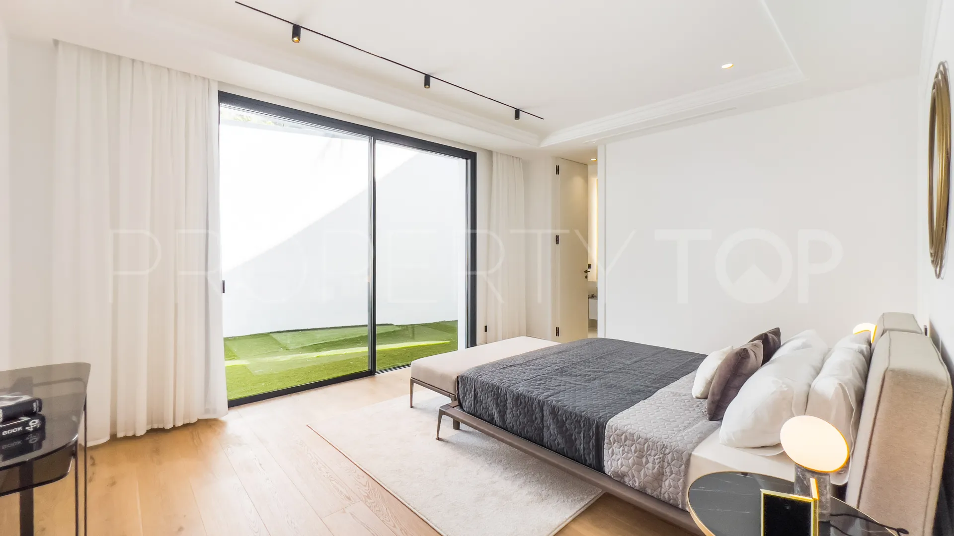 Comprar villa en Marbella Golden Mile con 6 dormitorios