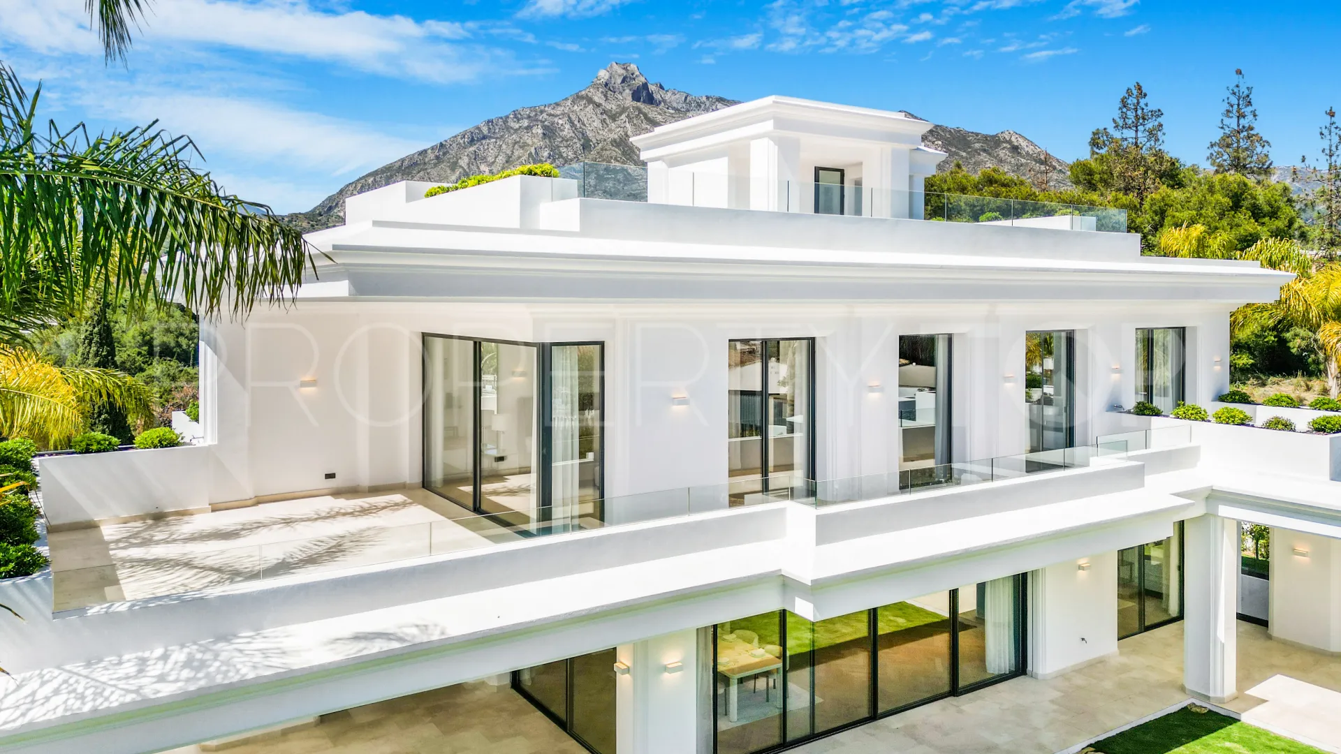 Comprar villa en Marbella Golden Mile con 6 dormitorios