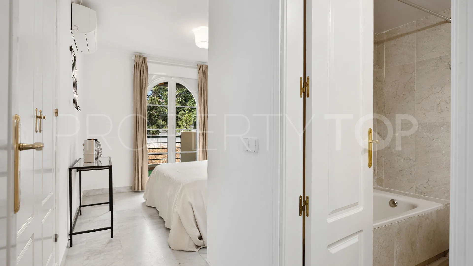 Apartamento en venta en Señorio de Aloha de 2 dormitorios