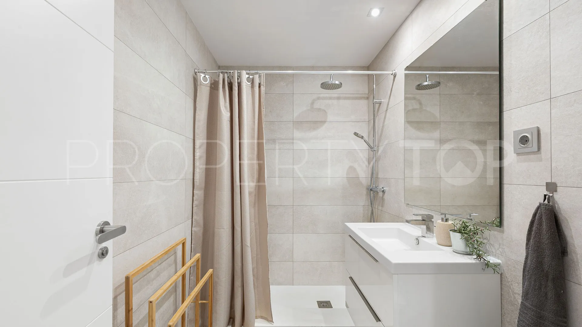 Buy 3 bedrooms ground floor apartment in Benalmadena Pueblo