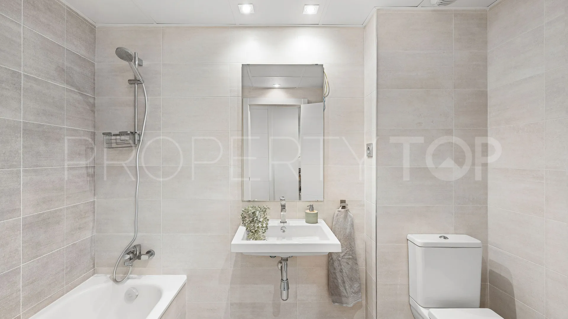 Buy 3 bedrooms ground floor apartment in Benalmadena Pueblo