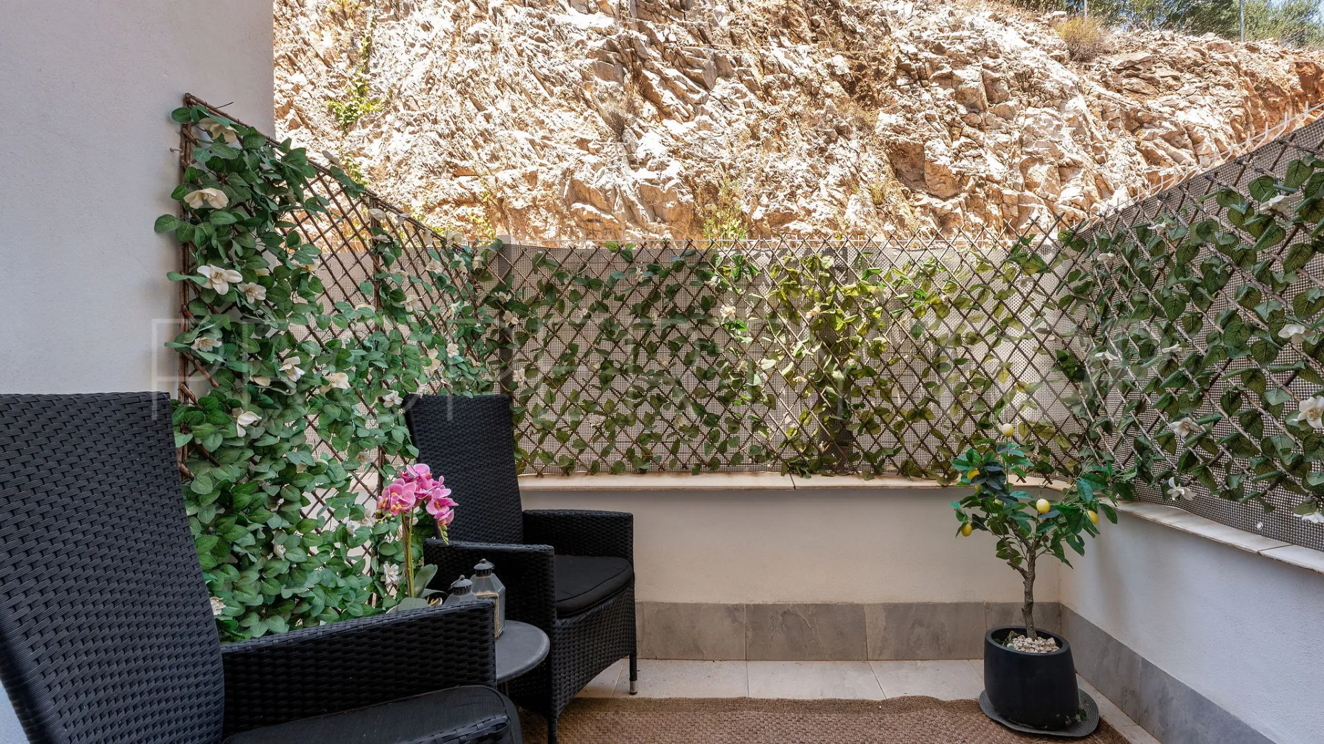 Buy 3 bedrooms ground floor apartment in Benalmadena Pueblo