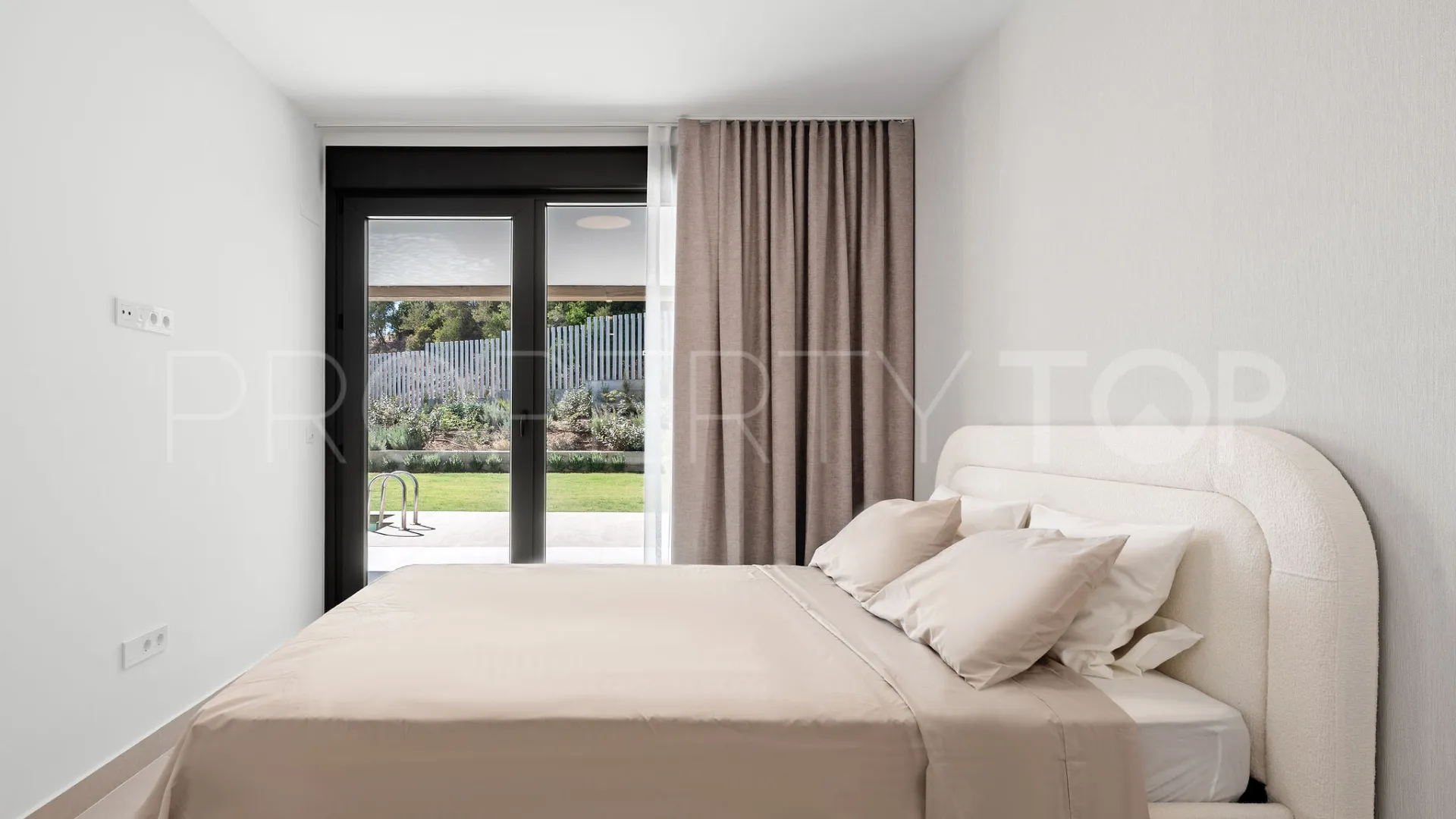 For sale ground floor apartment with 2 bedrooms in Los Altos de los Monteros