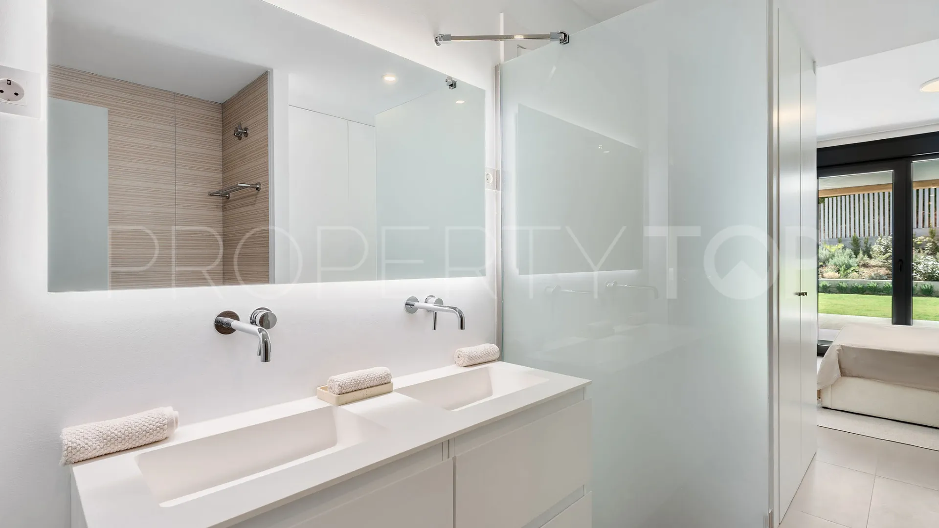 For sale ground floor apartment with 2 bedrooms in Los Altos de los Monteros