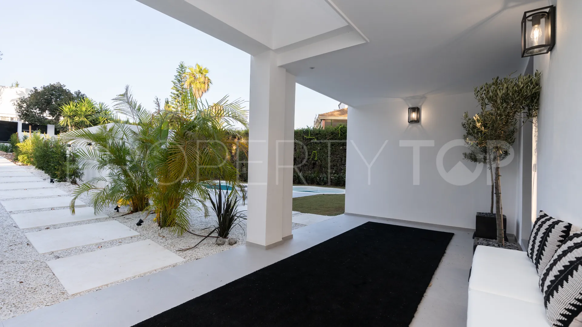 Buy villa in Las Brisas
