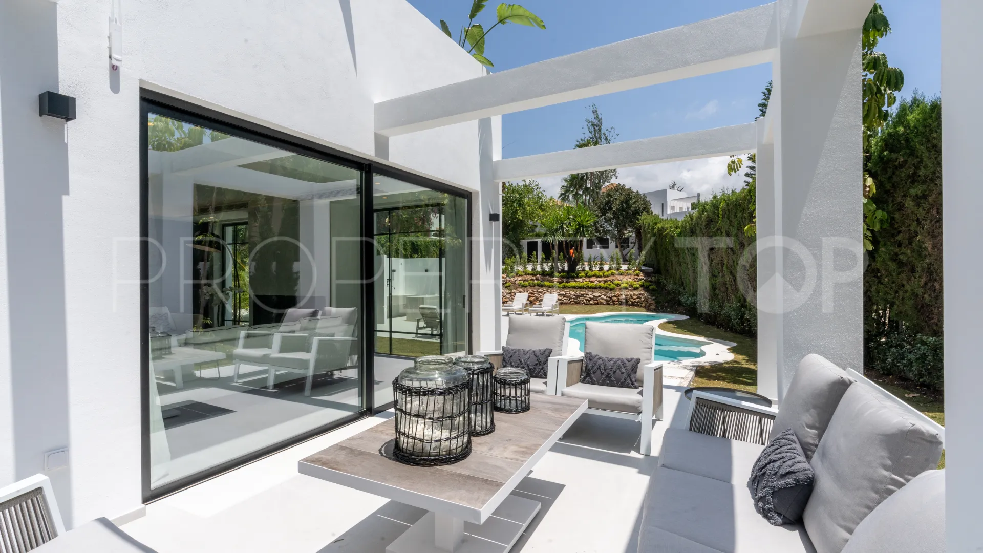 Buy villa in Las Brisas