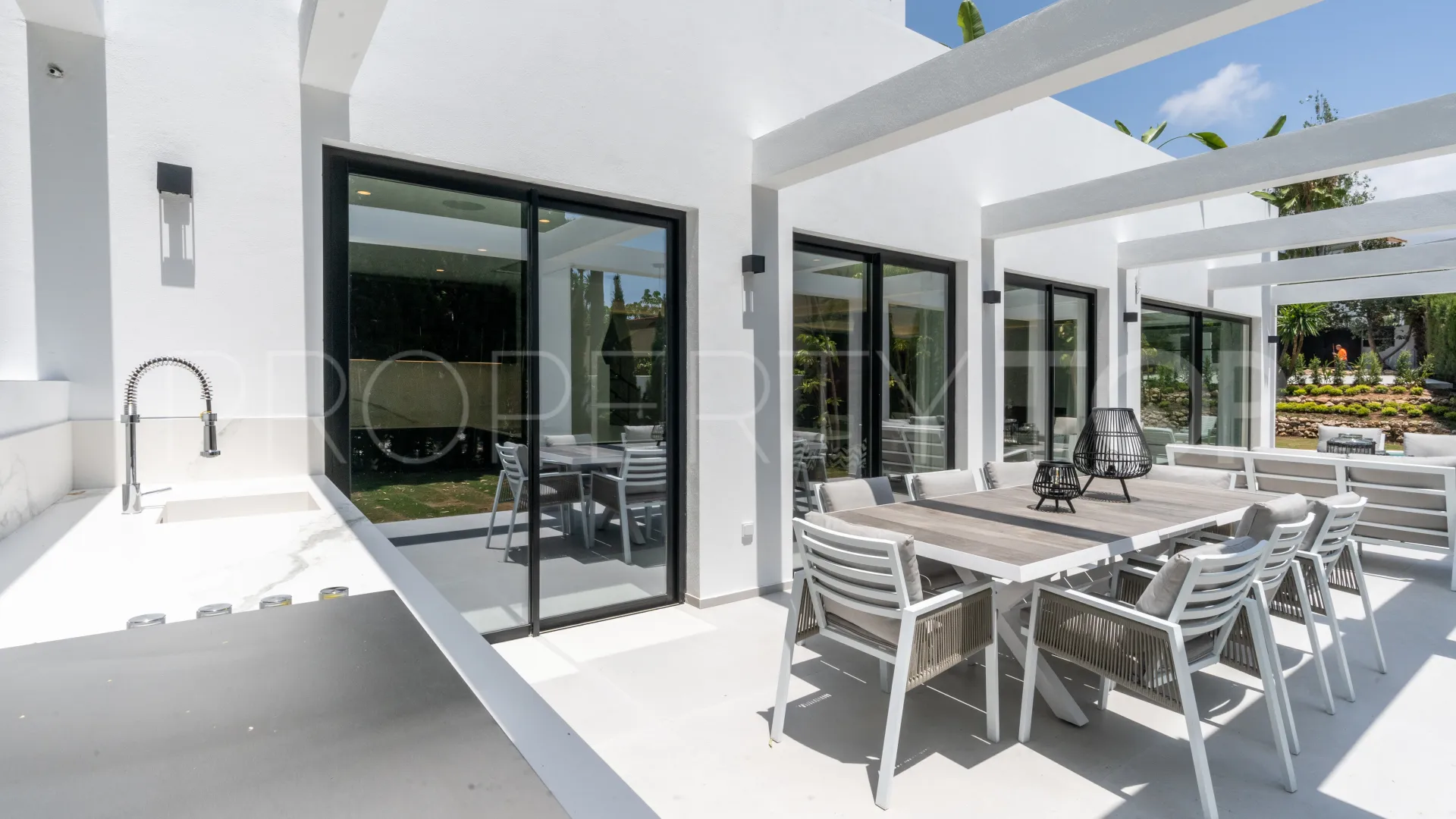 Buy villa in Las Brisas