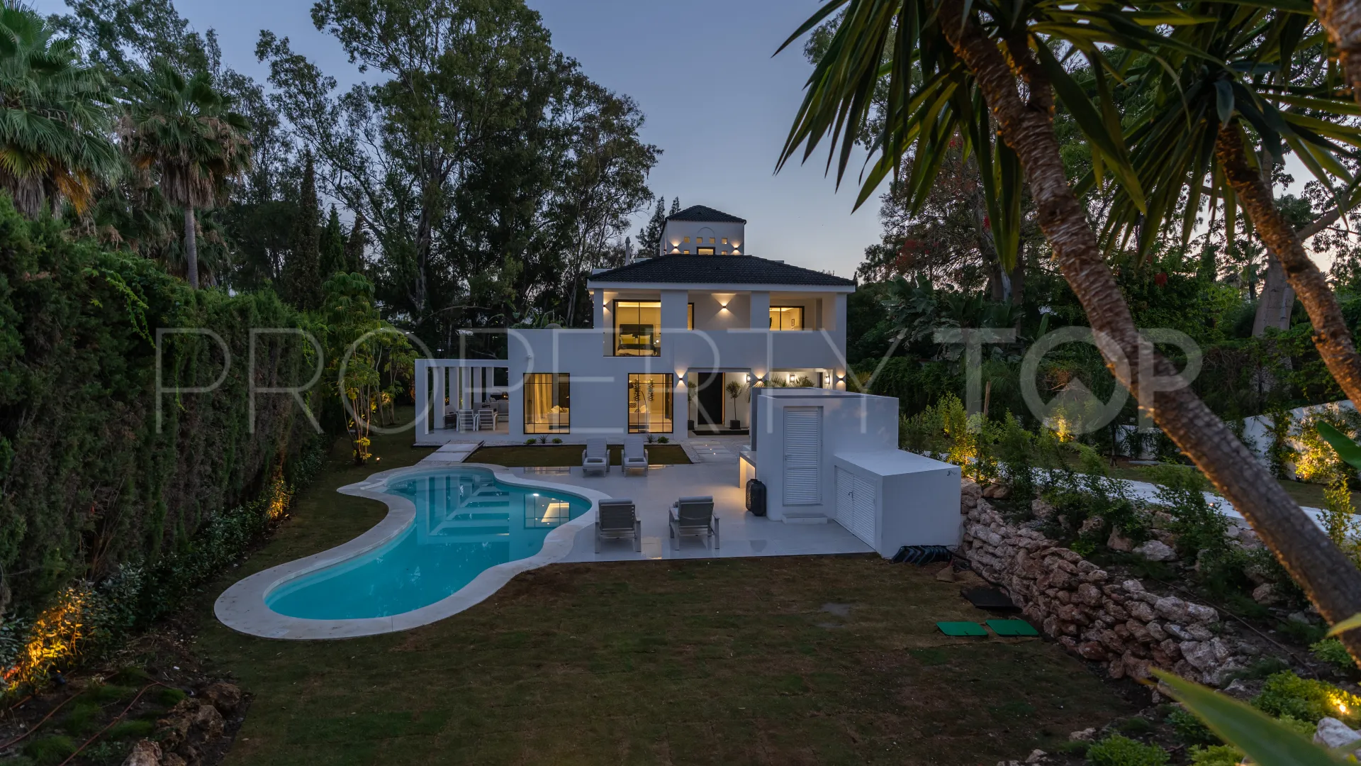 Buy villa in Las Brisas