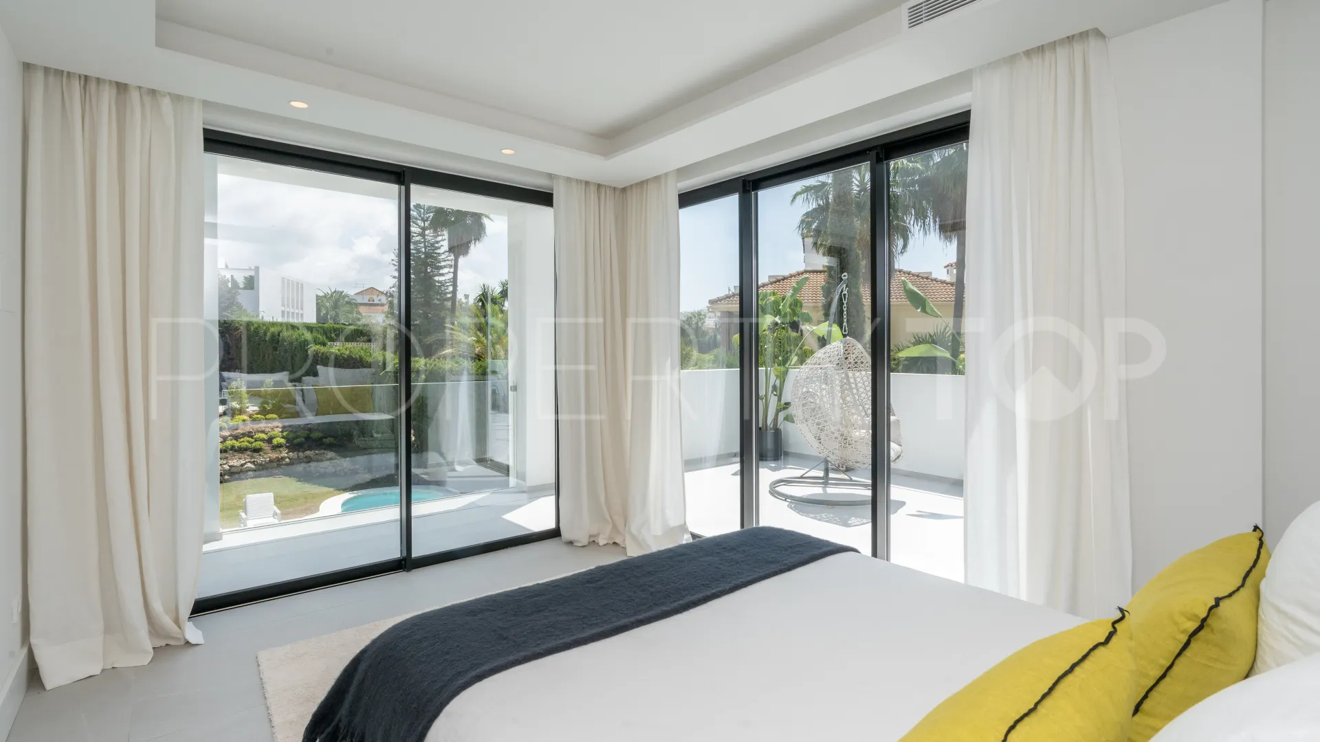 Buy villa in Las Brisas
