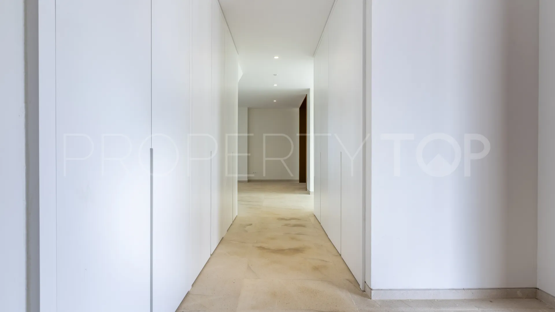 Villa con 8 dormitorios en venta en Zona G