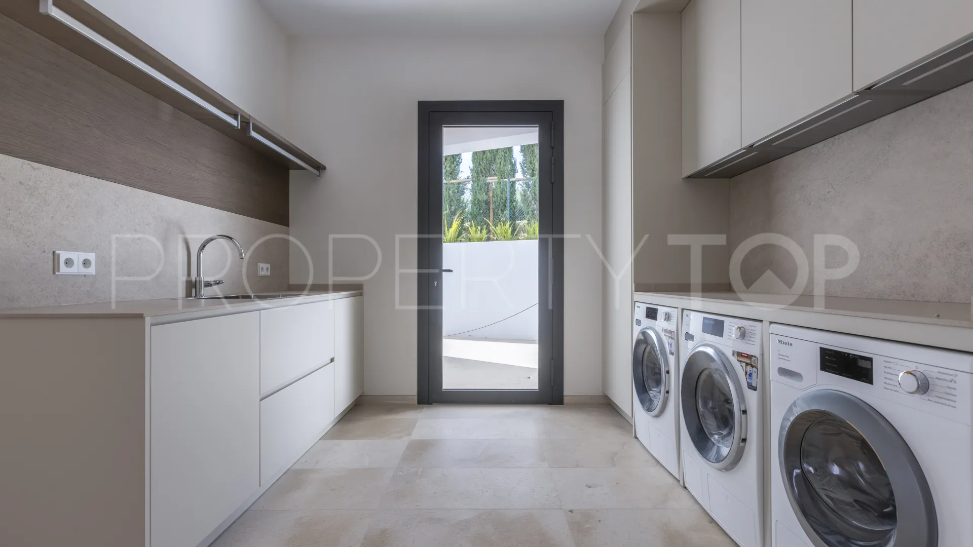 Villa con 8 dormitorios en venta en Zona G