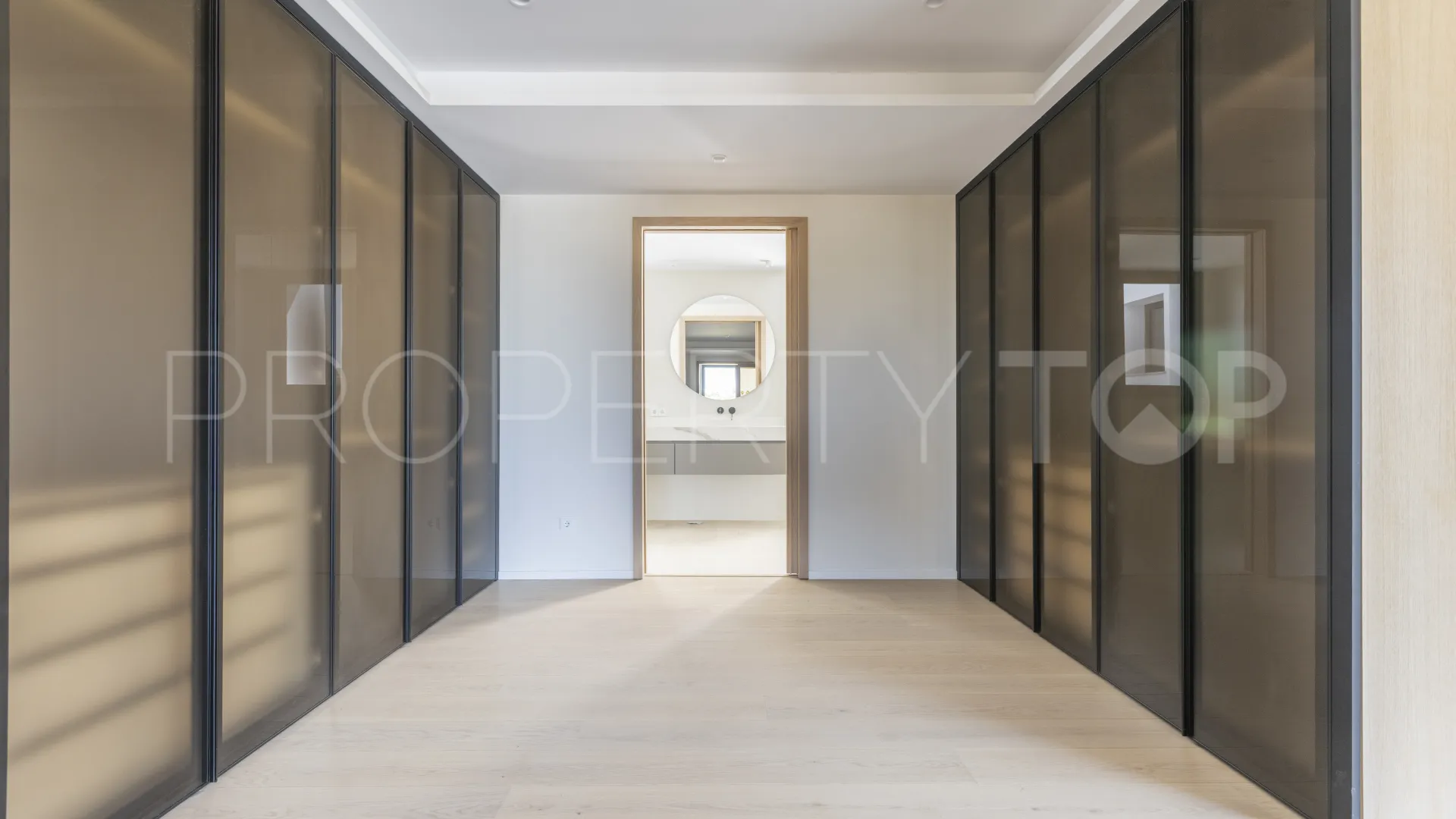Villa con 8 dormitorios en venta en Zona G