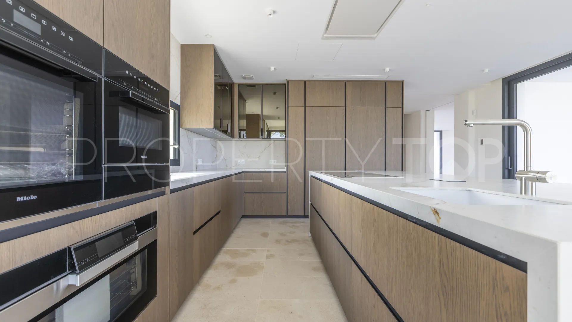 Villa con 8 dormitorios en venta en Zona G