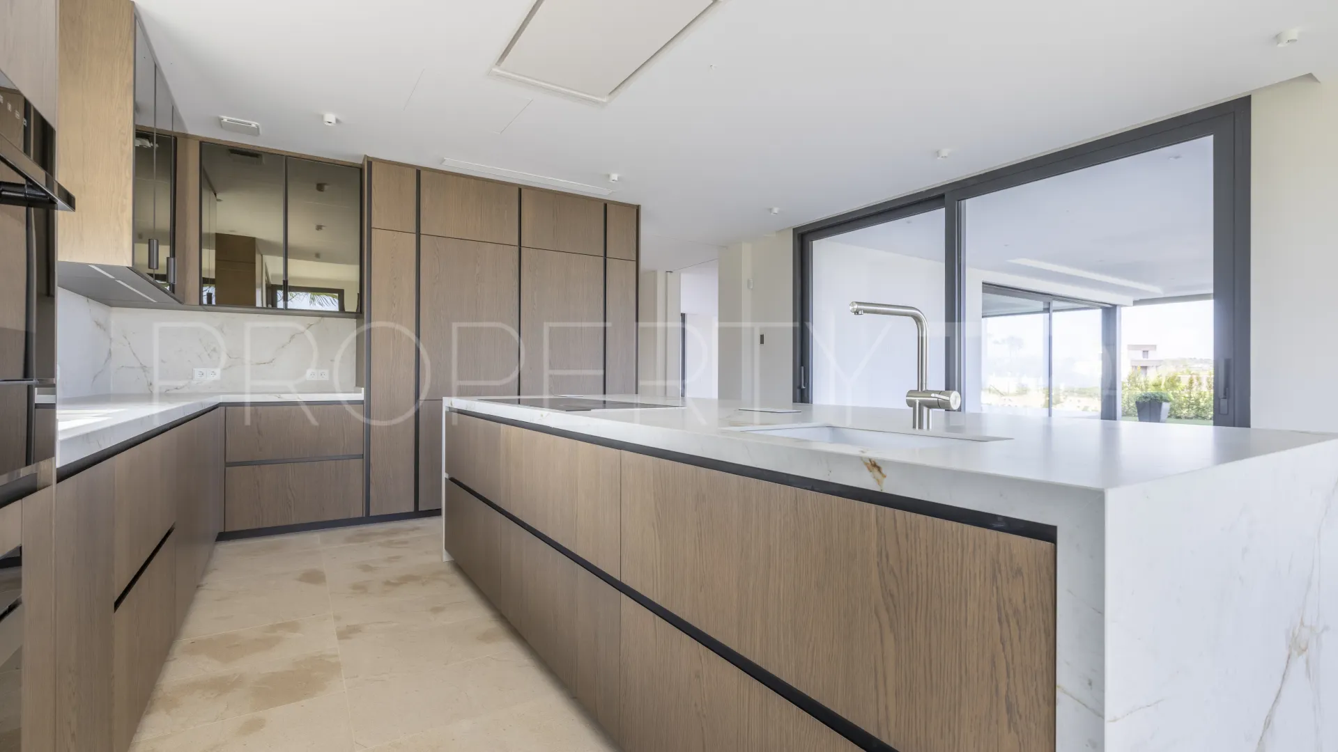 Villa con 8 dormitorios en venta en Zona G